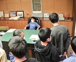 議長室のいすに座る早川小の児童