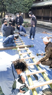 松原神社の敷地内ではしごを作る組合員たち