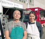 フードトラックキングを運営する塚田代表（左）と露木幸加さん