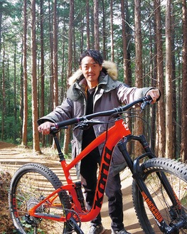 久野の森林コースに立つ鈴木さん