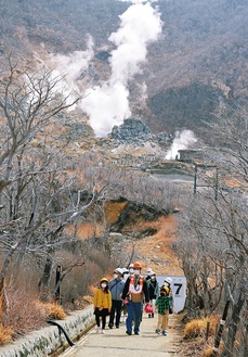 自然研究路を散策する観光客（3月28日撮影）