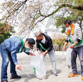 本丸広場で清掃活動に励むRCメンバー