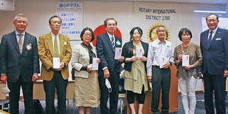 大田和会長（左）、守屋市長（右）と子ども食堂の代表者たち