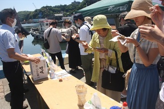 Kakuhou free tasting in Manazuru harbor