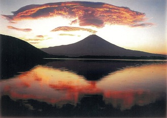 富士山を撮影した作品『黄金のコンドル雲』