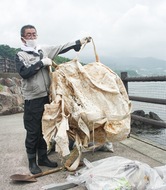 "Stop illegal dumping on beaches in Manazuru"