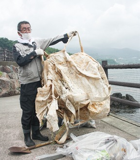 A huge constraction bag found on a beach in Manazuru