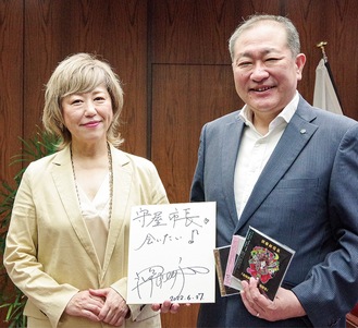 守屋市長に最新作や色紙を贈った澤田さん（左）