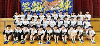 横浜隼人高校女子バレーボール部（2列目右側から6番目が庄司さん）