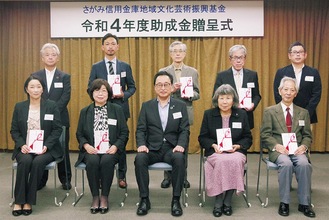 遠藤理事長(前列中央)と出席者ら