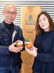 ｢小田原海鮮丼｣を持つ本多社長（左）と前島センター長