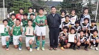 小松さん（中央）と、優勝した大井（左）、準優勝の早川の選手たち
