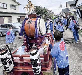 自治会メンバーが太鼓の山車などを企画した酒匂地区の例大祭（今年４月）