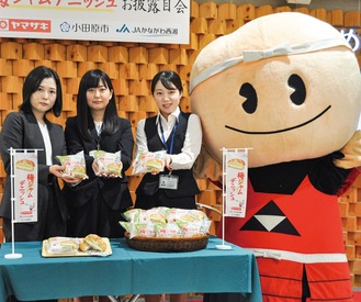 ３者連携プロジェクトメンバーの猪有紗さん、小野杏里紗さん、中野咲彩さんと梅丸(左から)