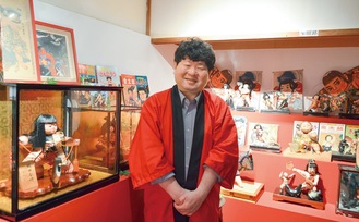 展示品を解説する住宅館長。地元の岡山県では歴史資料館「桃太郎のからくり博物館」の館長も務める