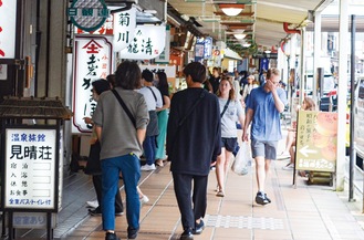 箱根湯本駅前、外国人観光客の姿も＝6月6日