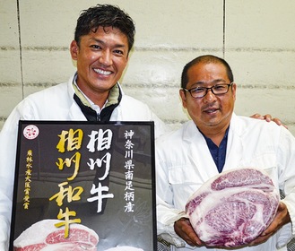 受賞した牛肉を持つ長崎代表（右）と中川専務