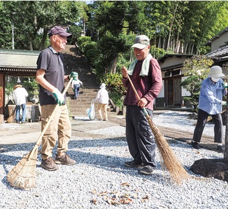 居神神社を清掃する寿会のメンバー