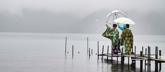 霧が立ち込める芦ノ湖で神事を執り行う小澤宮司