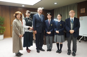 西湘日中友好協会のメンバーと佐井柚太さん、柚月さんらと守屋市長