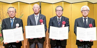 協定書を持つ花田会長（左端）と３町の代表者