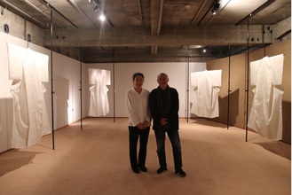 牧山さん（左）と高橋オーナー＝箱根菜の花展示室
