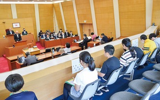 議会の内容に集中する小学生