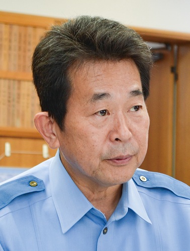 インタビューに応じる永野署長