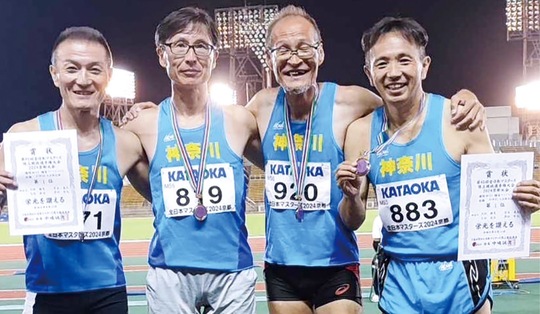 大会新を喜ぶ神奈川チーム。右端が大垣さん（提供）