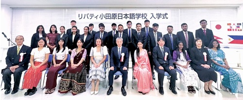 各国の衣装も華やかな入学式