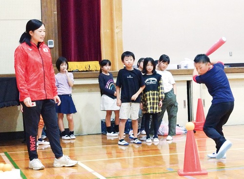 バッティングを見守る峰さん（左）