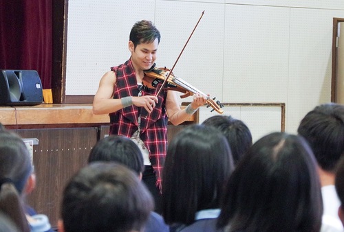 バイオリンの演奏も行われた