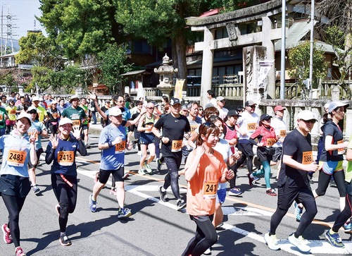 湯河原の町を走る（湯河原町提供）