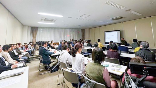 熱心に受講する参加者ら