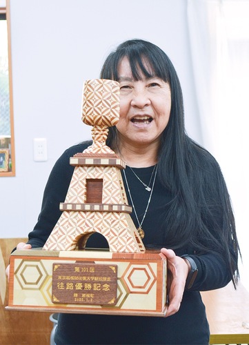 通算29作品目となる寄木トロフィーと金指ナナさん