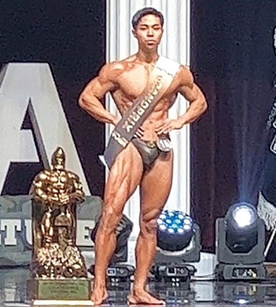 大会でポージングする冨田さん