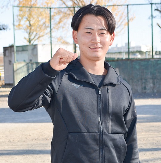 母校の東富水小学校グラウンドで取材に応じる宮原さん