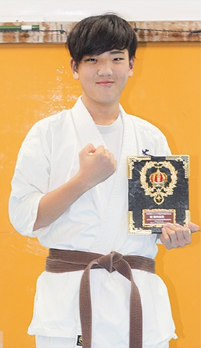 優勝の盾を持ち帰った高原さん