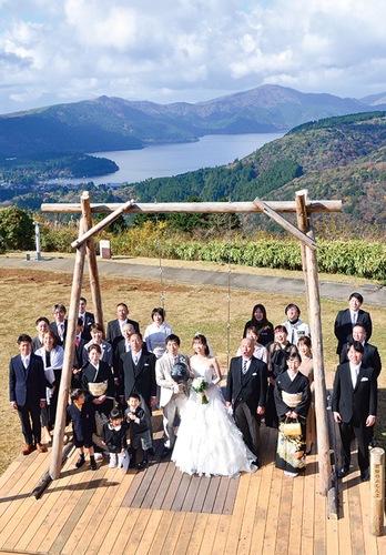 芦ノ湖を見下ろす会場で挙式が執り行われた