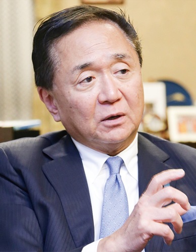 インタビューに答える黒岩知事