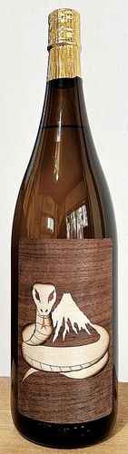 浅野さんが手掛けた、富士正酒造の純米酒「２０２５干支ラベル木製ラベル（巳）」１本１８００ミリリットル・３５２０円