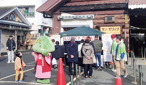 来場者を迎えるごうらん（昨年）