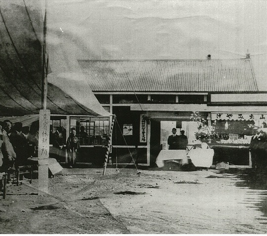 開業当日（1925年10月15日）の大雄山駅。最乗寺参詣客の輸送を目的に開通した。写真提供：伊豆箱根鉄道株式会社