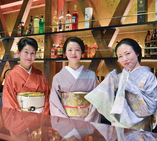 カウンターで迎える芸者衆