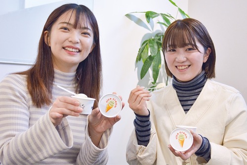 商品を試食する岸さん（右）と槇さん
