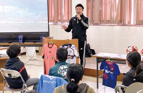 参加者に講演する榎本さん