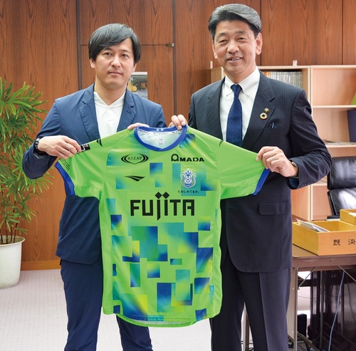 ベルマーレの坂本社長（左）と加藤市長