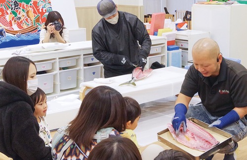 その場でさばかれていく様子を家族で見学