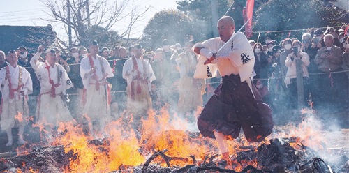 刀で邪気を払い火を渡る藤原住職