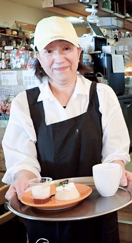 食事を配膳する仲村さん